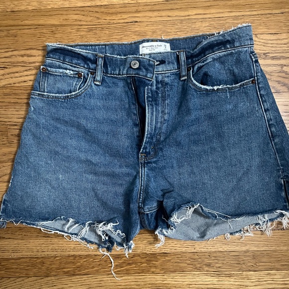 Abercrombie and Fitch 4 inch high rise curve love mom short - Picture 1 of 3